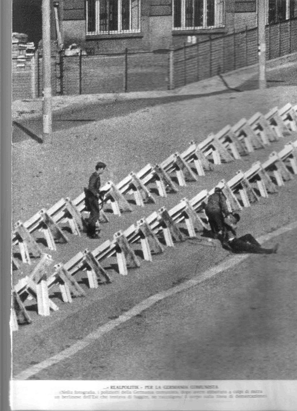 ECCOLA LA REALPOLITIK DEL BLOCCO SOVIETICO-poliziotti hanno appena abbattuto a colpi di mitra un berlinese dell'Est che cercava di passare il muro.jpg
